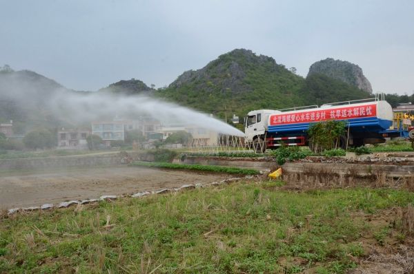 北流海螺開展愛心水車進鄉村活動，幫助群眾澆灌土地_副本