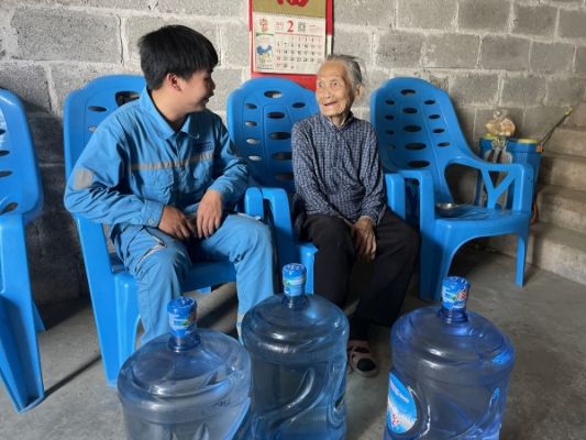 凌云通鴻為廠區周邊高齡老人送去飲用水_副本